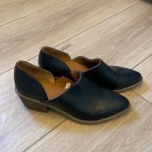 Universal Thread V Cut Black Booties